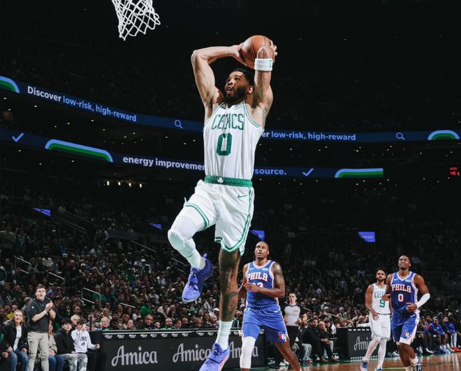 62岁马云现身NBA中国赛！猛拍成龙大腿 与贝克汉姆蔡崇信热聊
